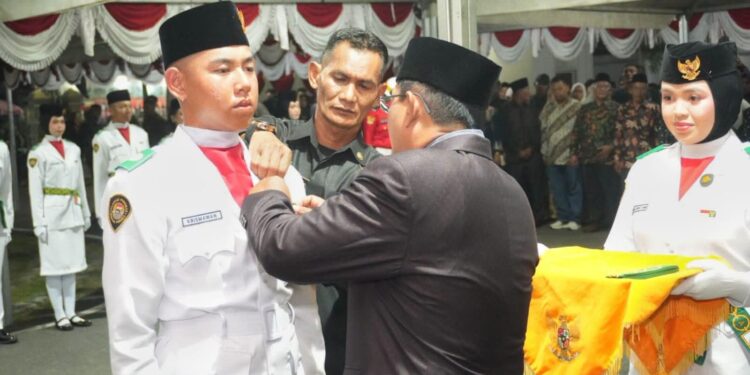 Bupati Anwar Sadat Kukuhkan 45 Anggota Paskibraka Tanjab Barat 2026