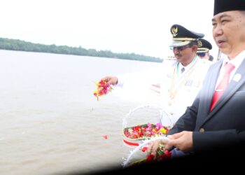 Kenang Jasa Pahlawan, Bupati Anwar Sadat Tabur Bunga dan Sapa Nelayan di Sungai Pengabuan