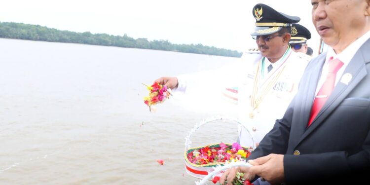 Kenang Jasa Pahlawan, Bupati Anwar Sadat Tabur Bunga dan Sapa Nelayan di Sungai Pengabuan