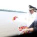 Kenang Jasa Pahlawan, Bupati Anwar Sadat Tabur Bunga dan Sapa Nelayan di Sungai Pengabuan