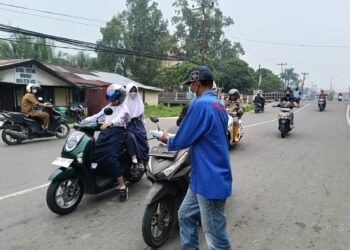 Dinkes Bersama IWO Tanjabbar Bagikan Masker Gratis untuk Masyarakat