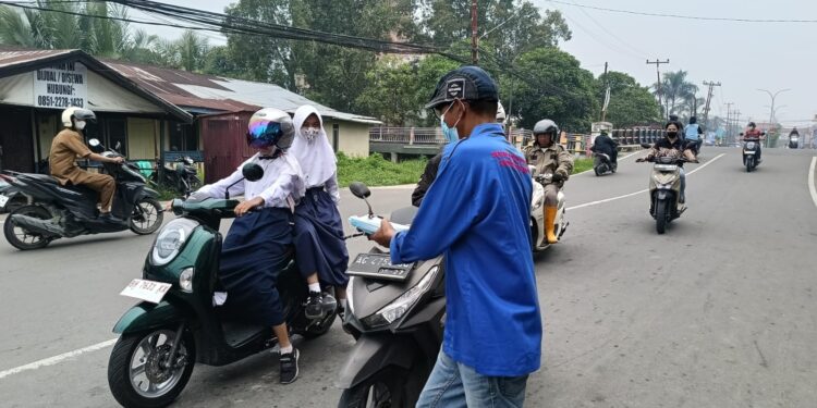 Dinkes Bersama IWO Tanjabbar Bagikan Masker Gratis untuk Masyarakat